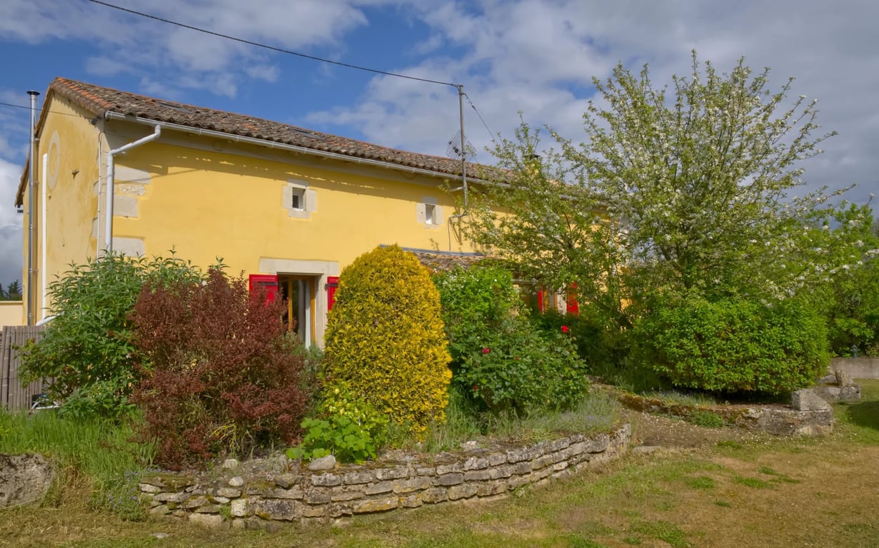 House in Maire-Levescault