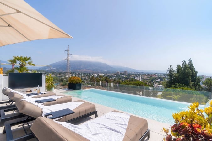 Villa in Nueva Andalucia - view 1