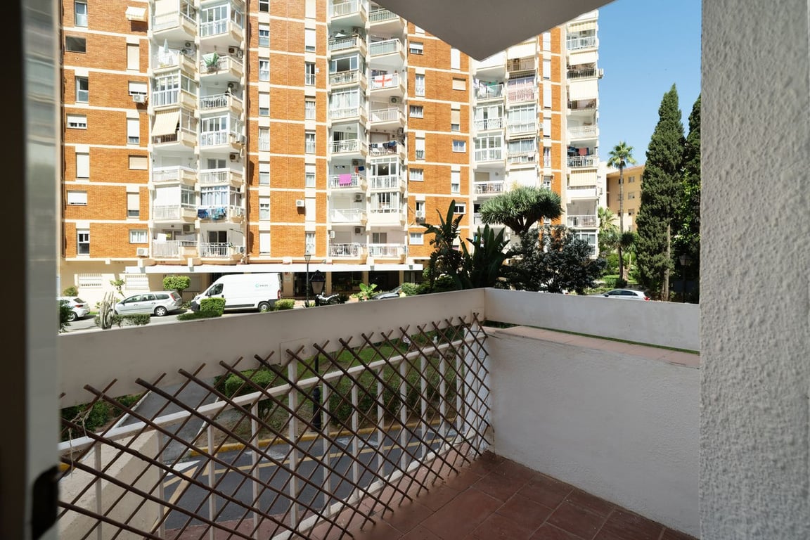 Apartment in Benalmadena Costa - Image 2
