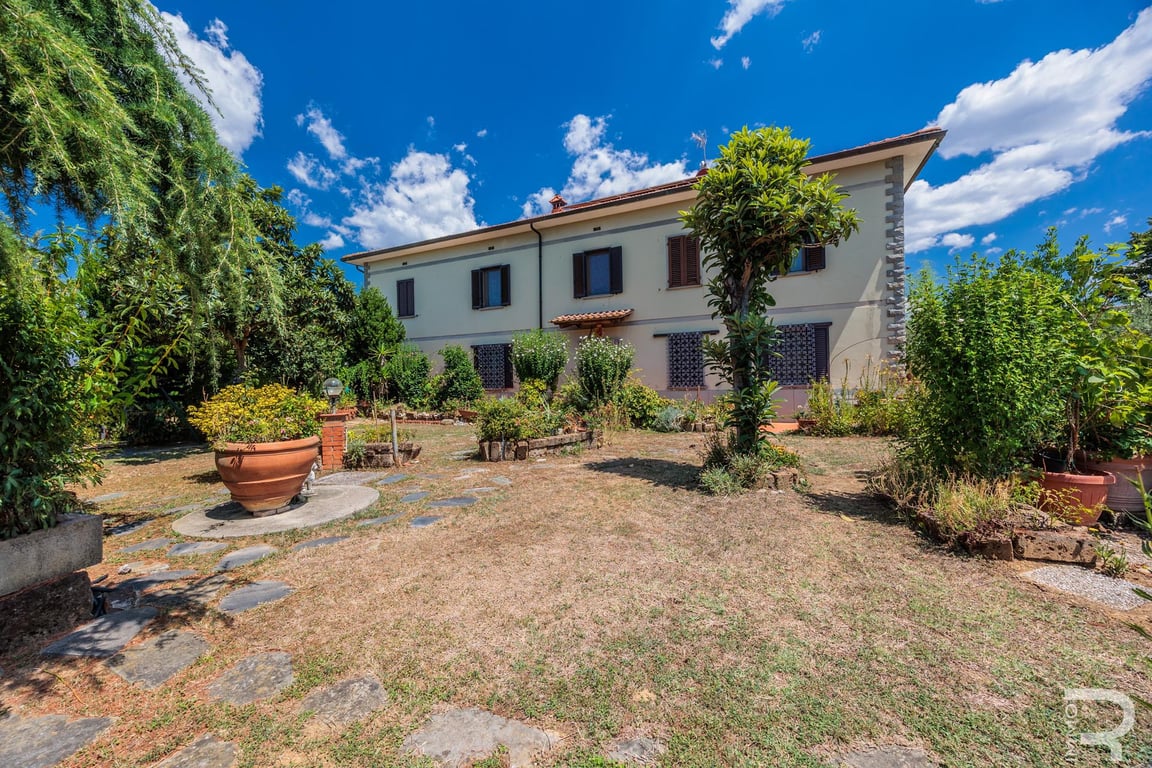 Villa in Larciano