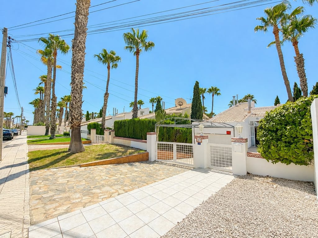 House in Villamartin - Image 2
