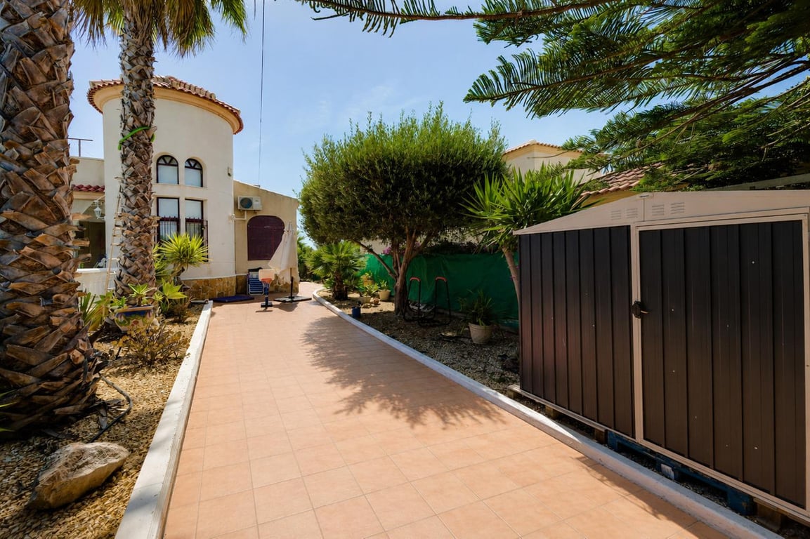 House in La Marina - Image 3