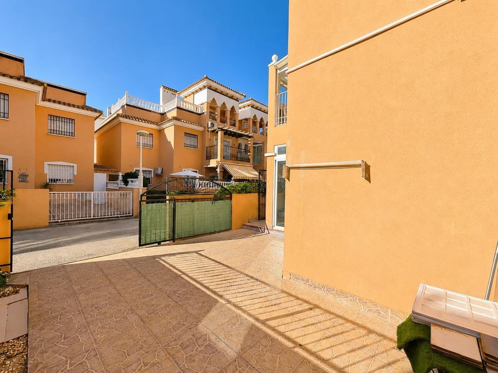 Apartment in Urbanizacion los Balcones - Image 3