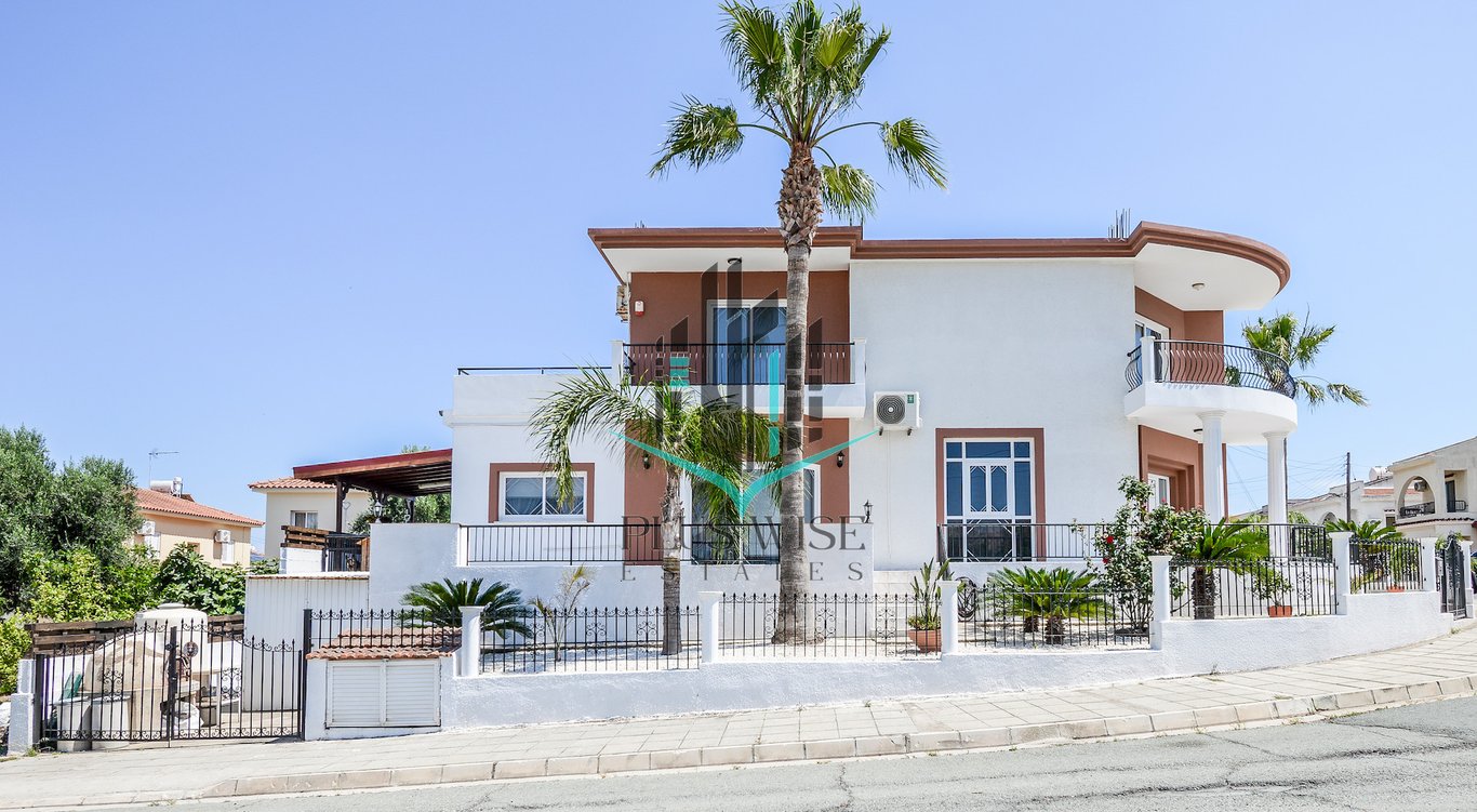 Villa in Oroklini - Image 2