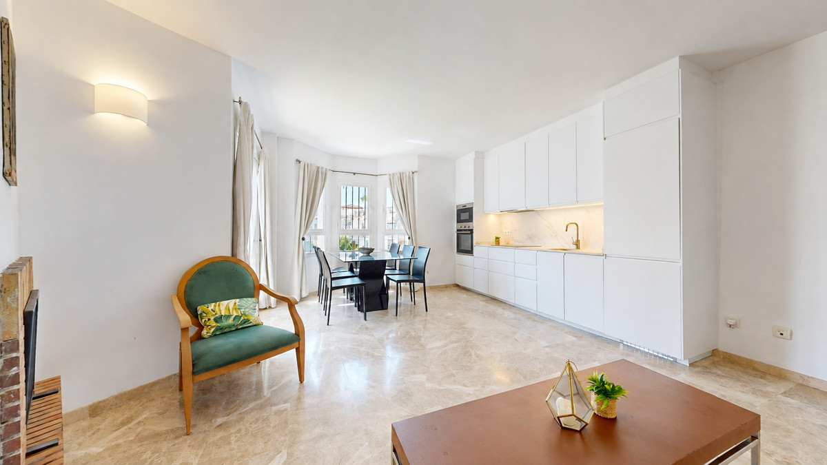 Apartment in Nueva Andalucia - Image 2