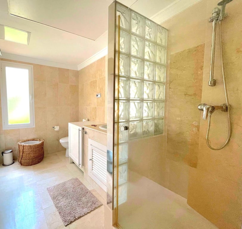 Apartment in Nueva Andalucia - Image 3