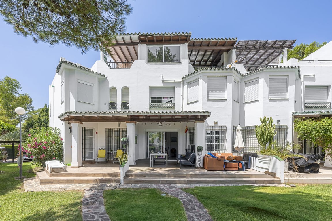 Villa in Nueva Andalucia - Image 2