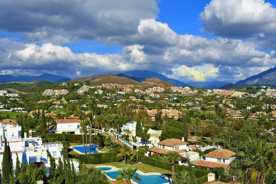 Villa in Nueva Andalucia - Image 3
