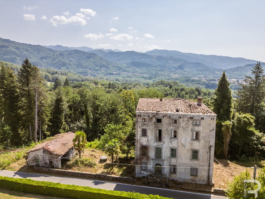 Villa in Castiglione di Garfagnana - Image 3