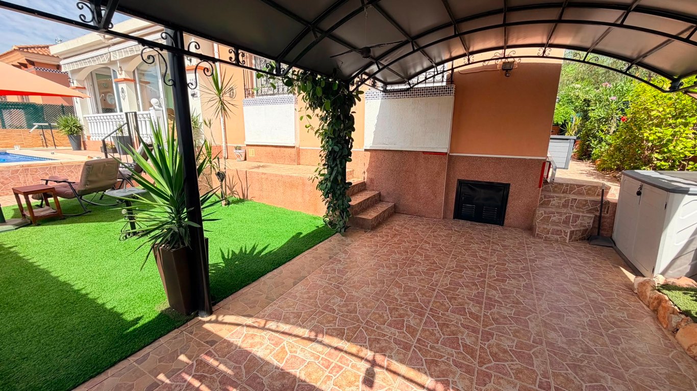 Villa in Los Montesinos - Image 2