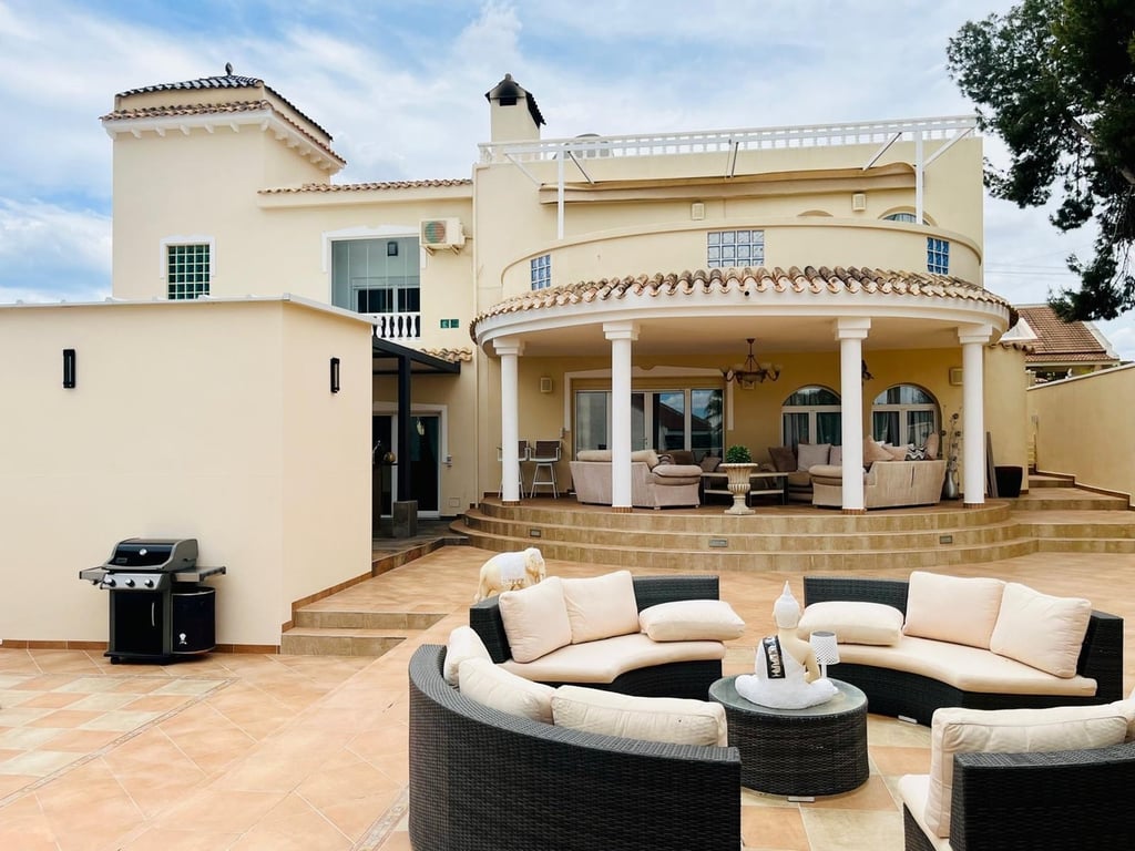 Villa in San Miguel de Salinas - Image 2