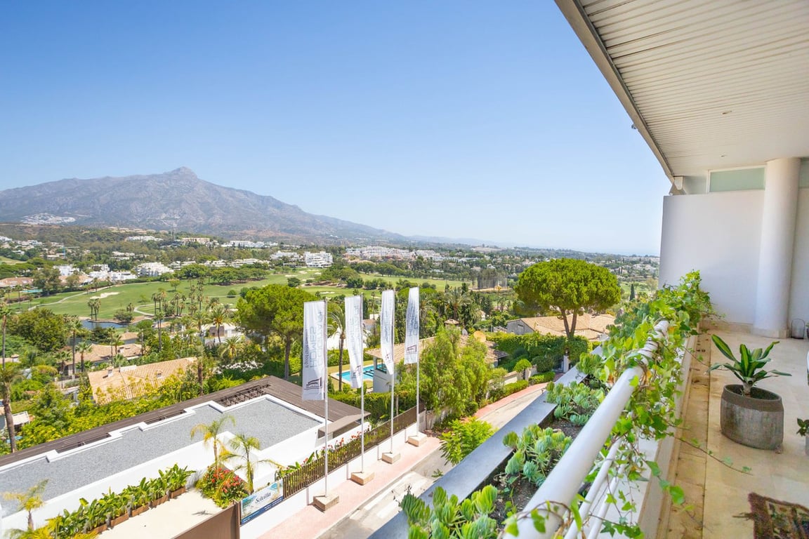 Apartment in Nueva Andalucia - Image 2