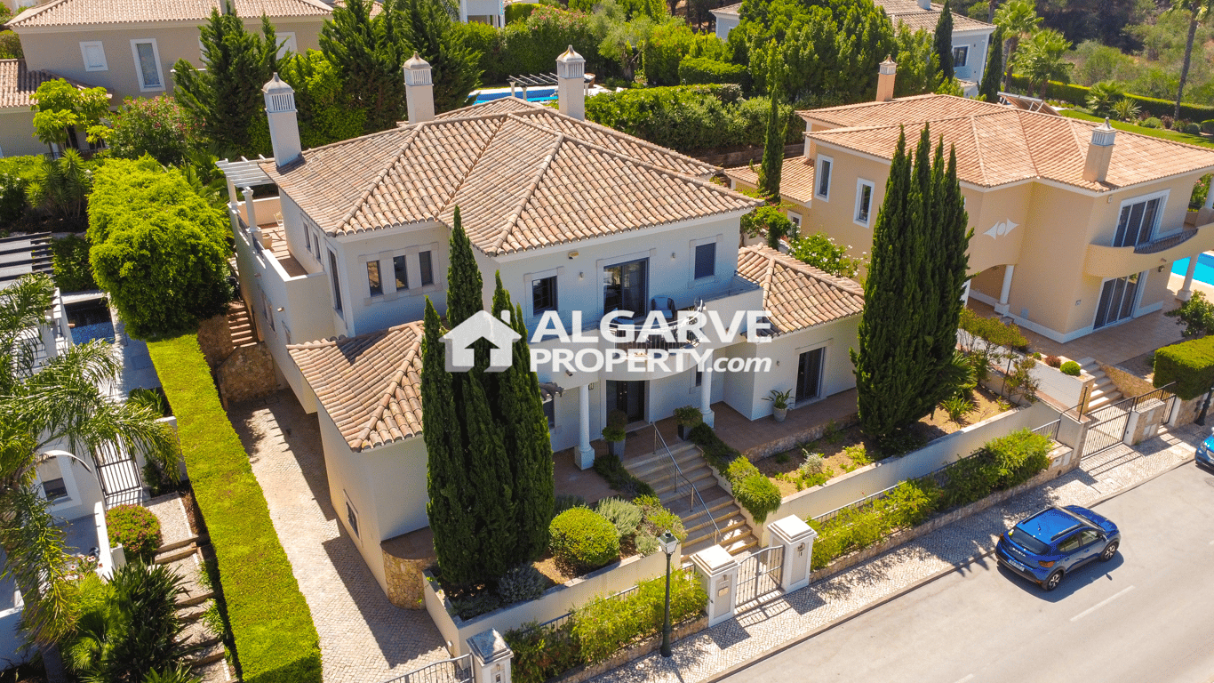 Villa in Almancil