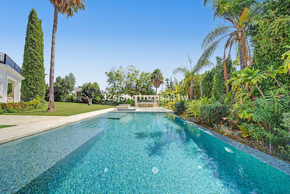 Villa in Nueva Andalucia - Image 3