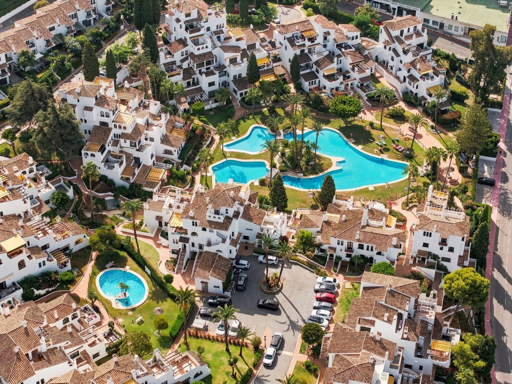 Apartment in Nueva Andalucia - Image 2