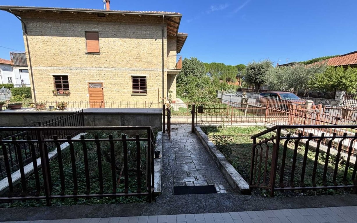 House in Castiglione del Lago - Image 3