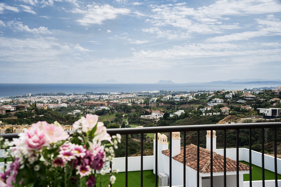Apartment in Benahavis - Image 2