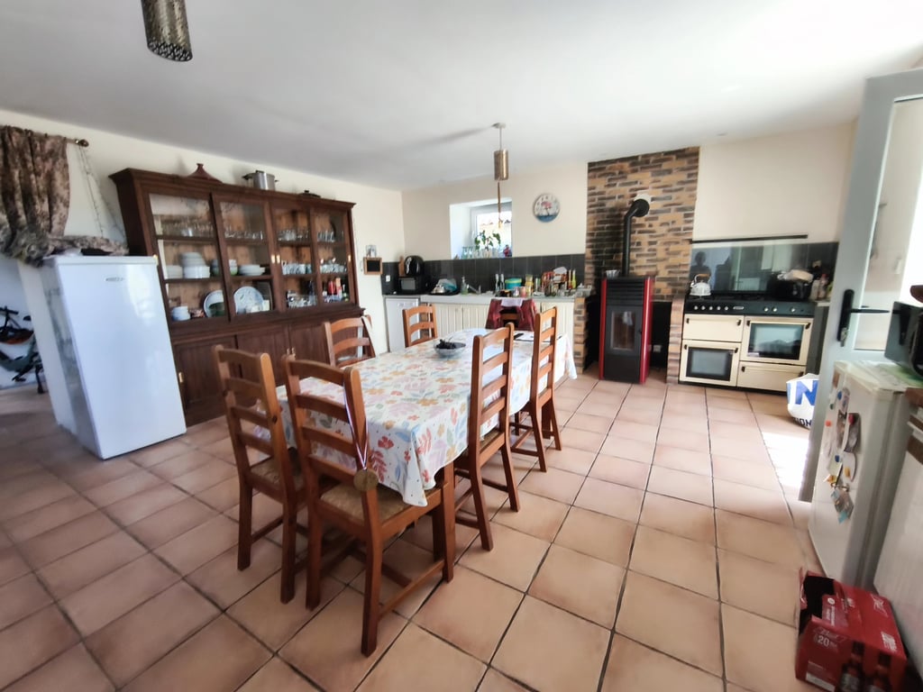 House in Saint-Sulpice-en-Pareds - Image 3