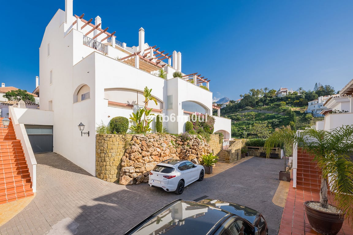 Apartment in Nueva Andalucia - Image 3