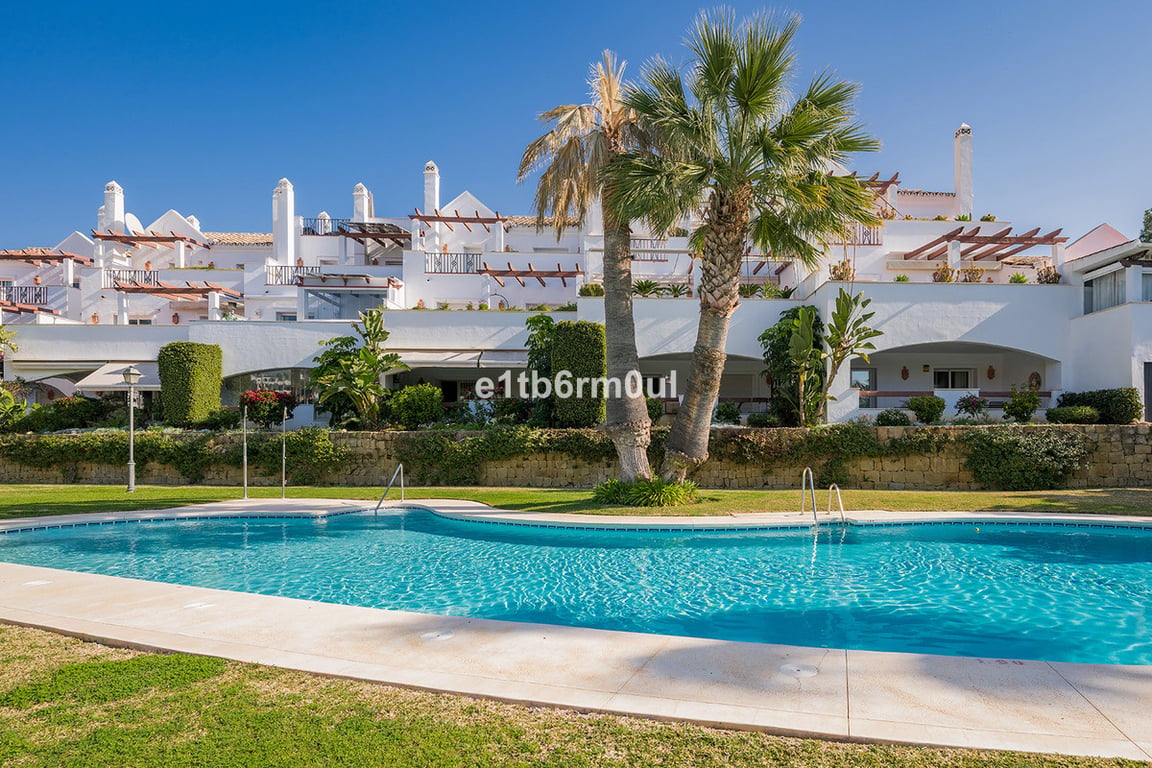 Apartment in Nueva Andalucia - Image 2