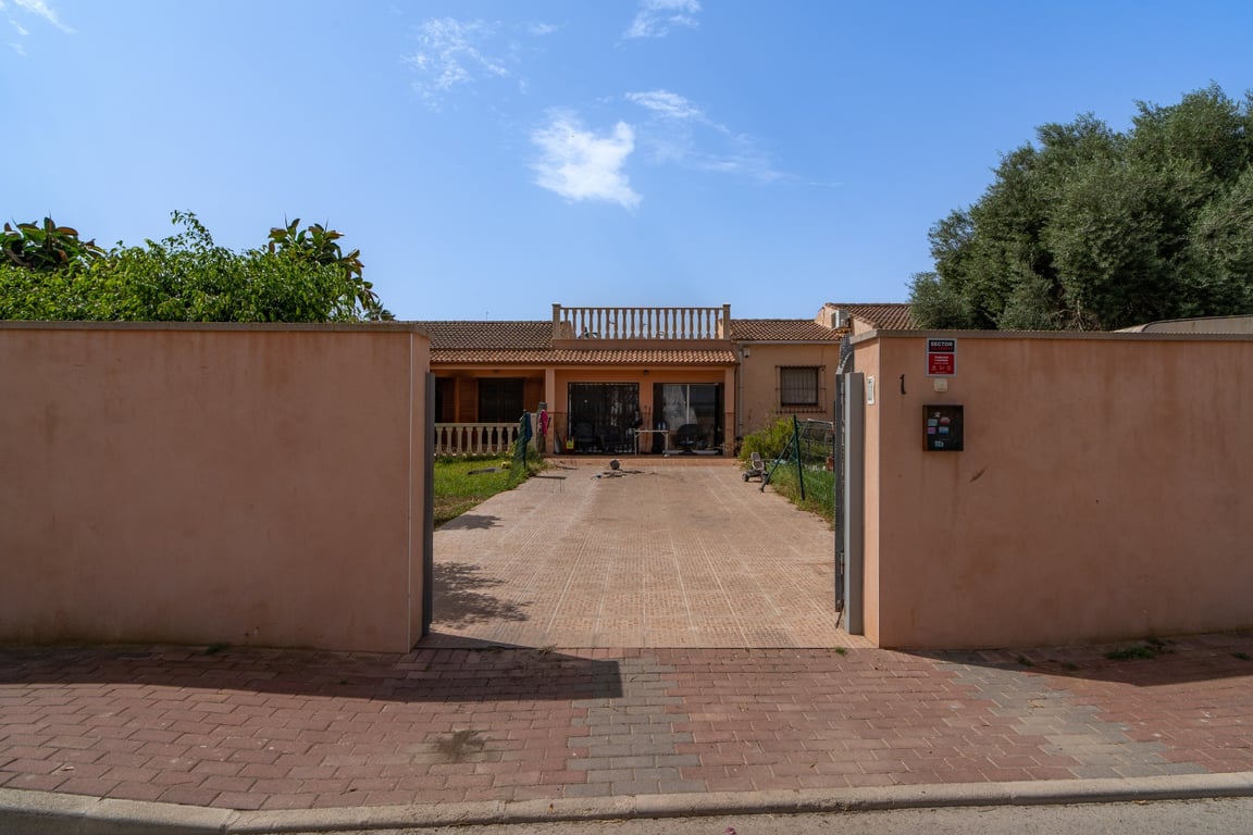 Villa in Residencia los Altos - Image 2
