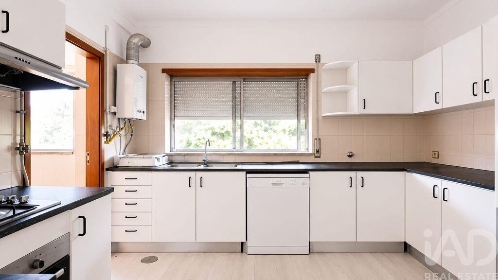 Apartment in Santo Antonio dos Olivais - Image 2
