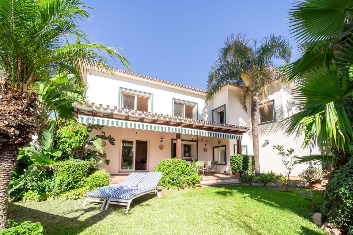 Villa in Artola