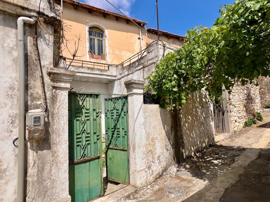 House in Fourni - Image 3