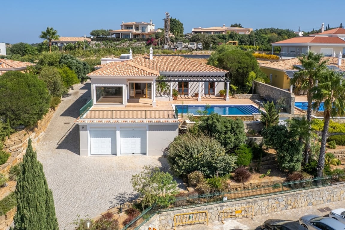 House in Santa Barbara de Nexe - Image 2
