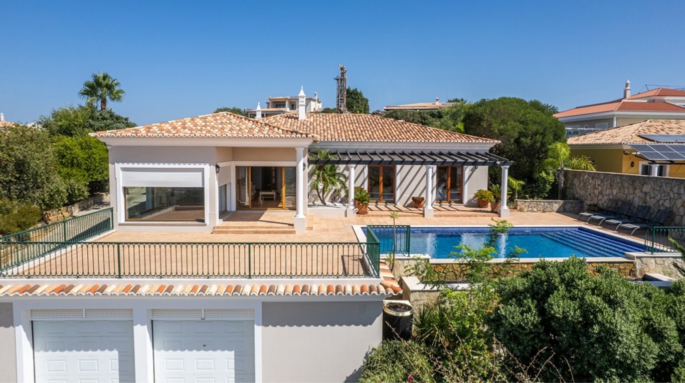 House in Santa Barbara de Nexe - Image 3