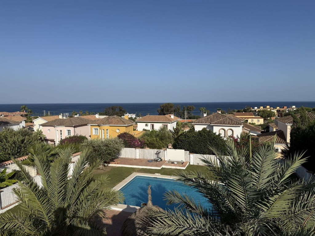 Villa in La Duquesa - Image 2