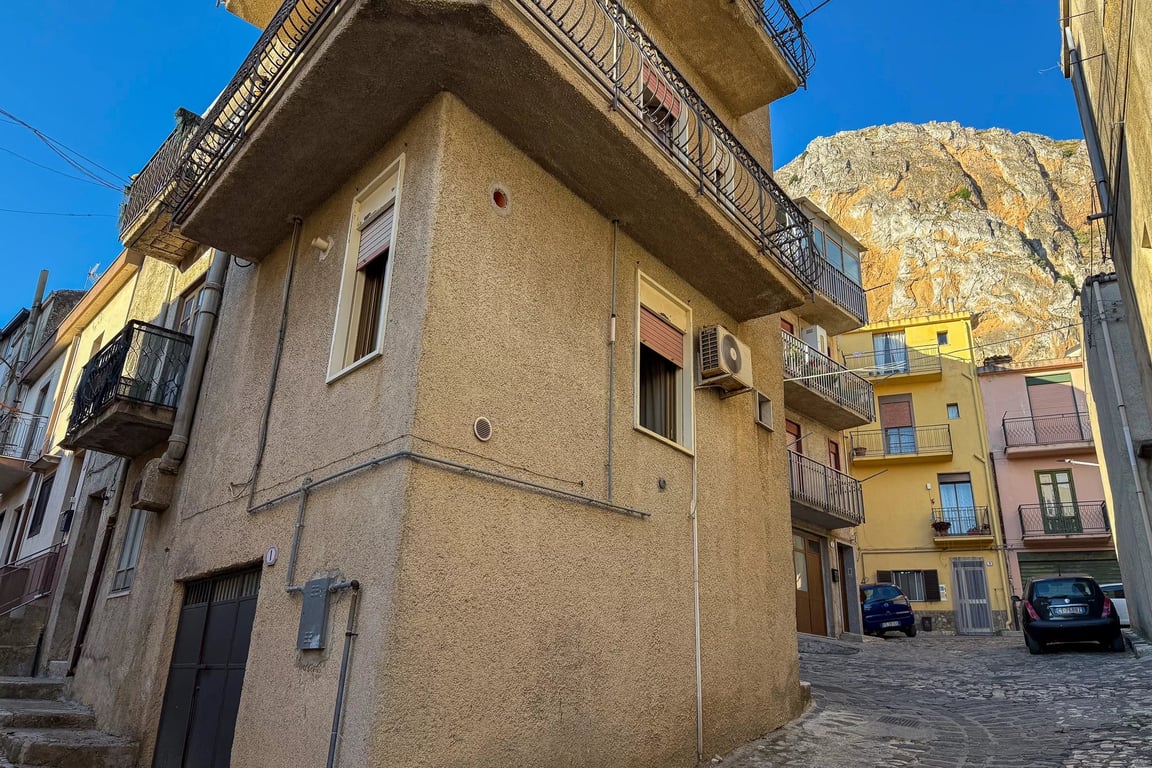 House in Caltavuturo - Image 3
