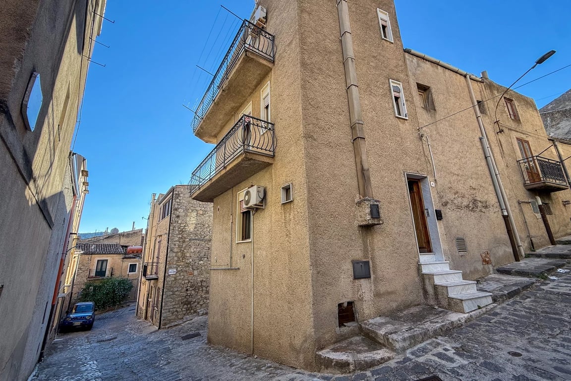 House in Caltavuturo - Image 2
