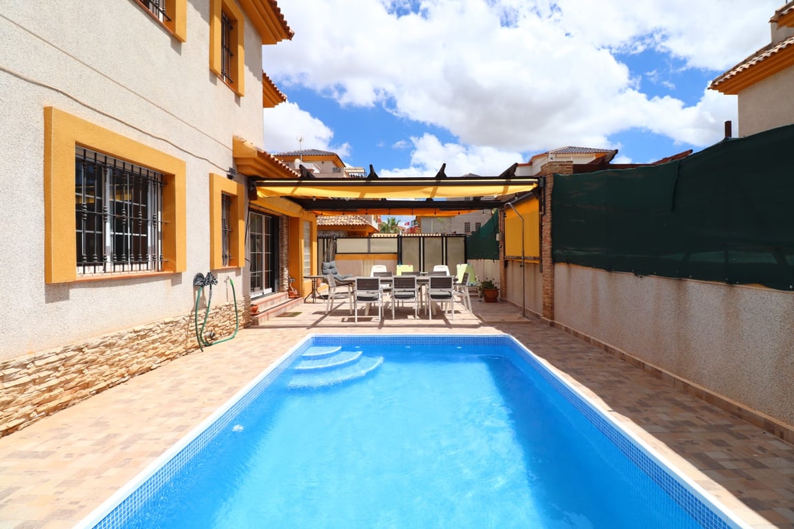 Villa in Los Montesinos - Image 2