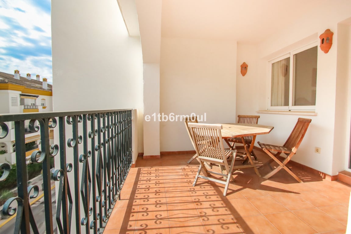 Apartment in Nueva Andalucia - Image 2