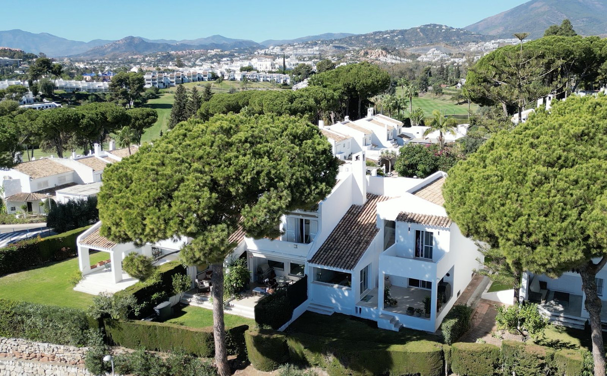Villa in Nueva Andalucia - Image 2