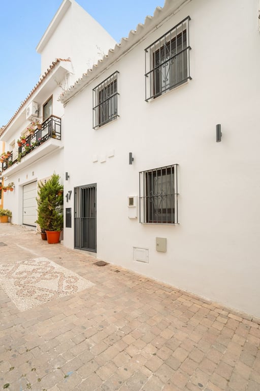House in Estepona - Image 2