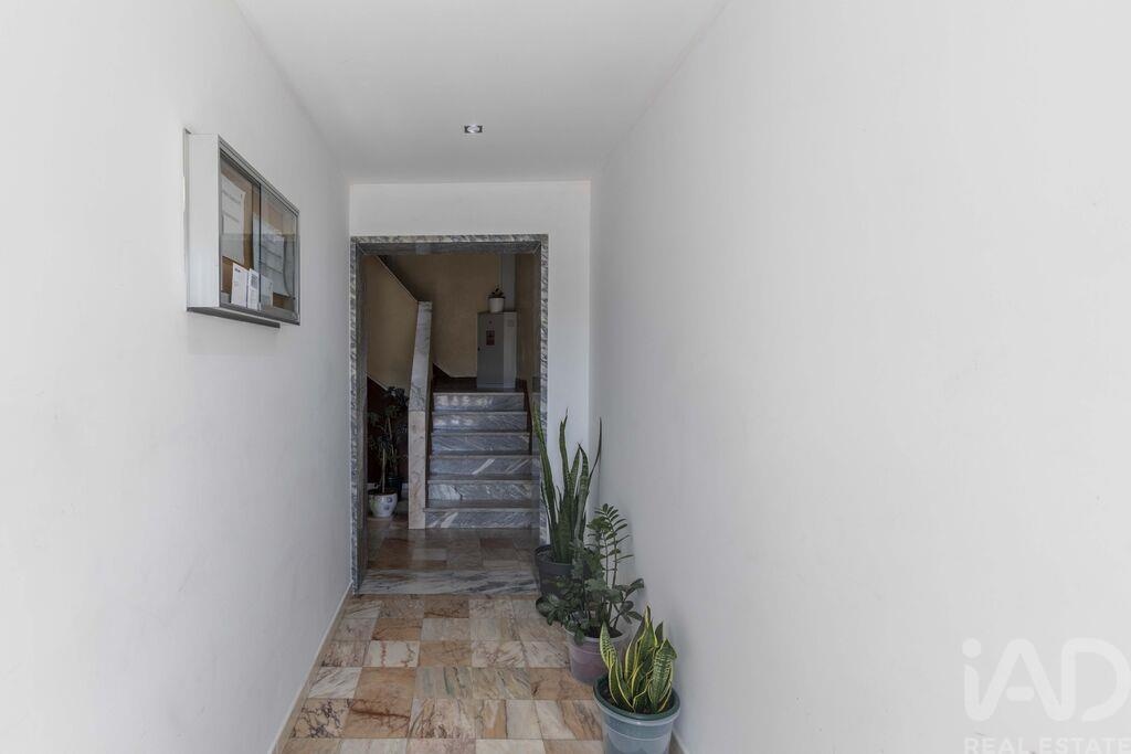 Apartment in Povoa de Santa Iria - Image 2