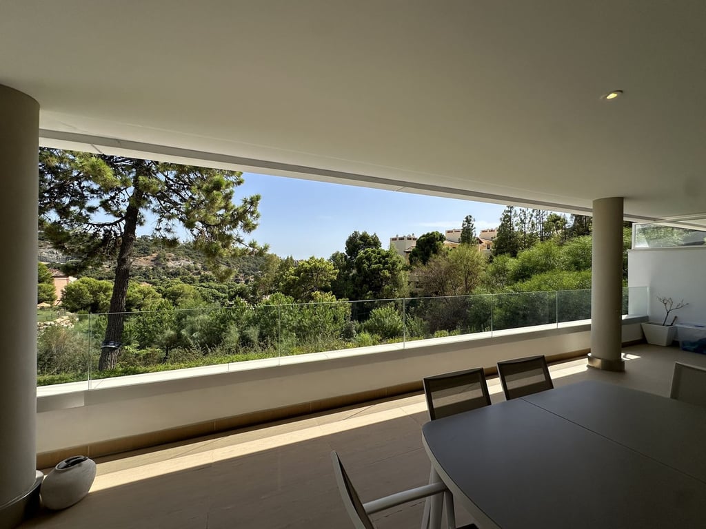 Apartment in Benahavis - Image 2