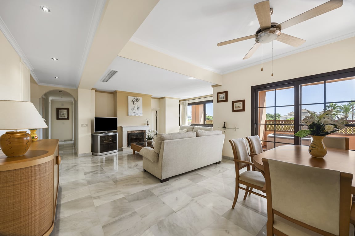 Apartment in Estepona - Image 2