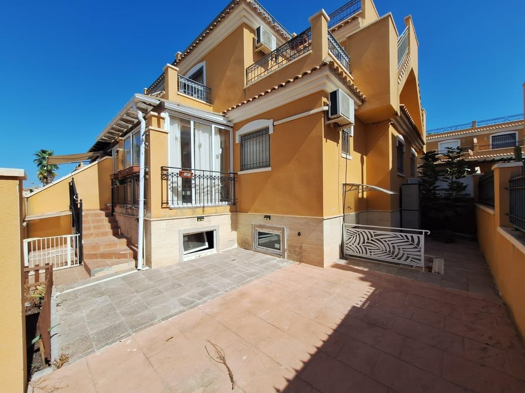 Apartment in Torrevieja - Image 2