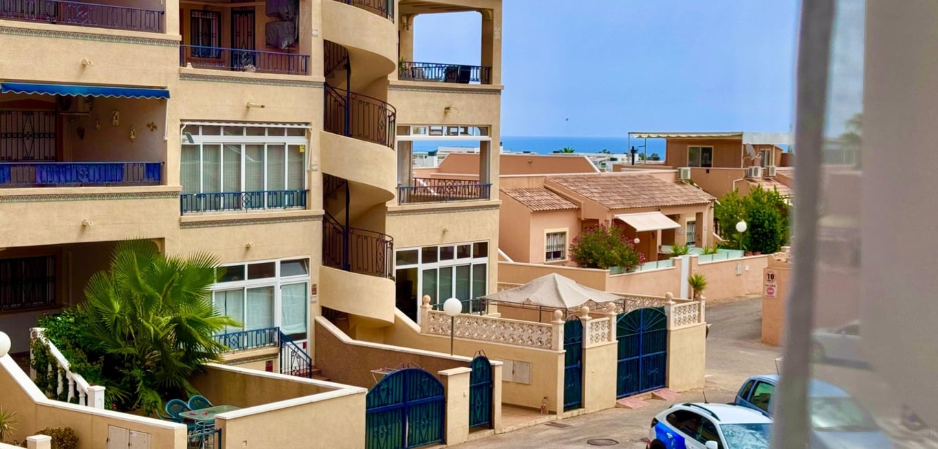Apartment in Punta Prima - Image 2