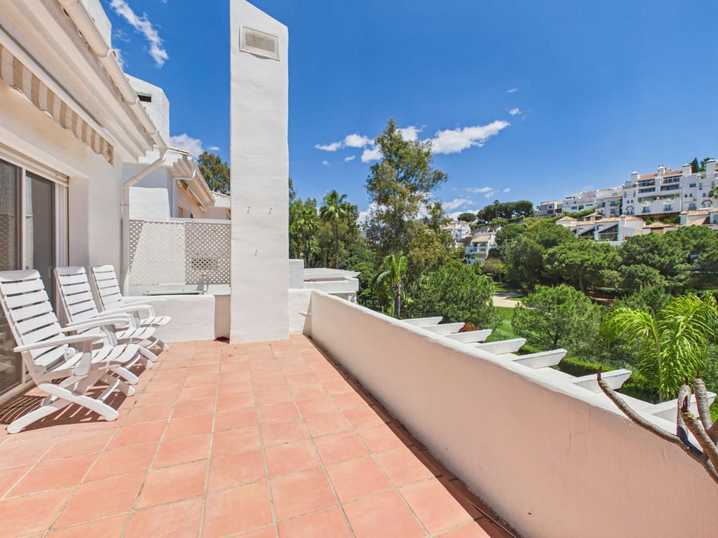 Apartment in Benahavis - Image 2