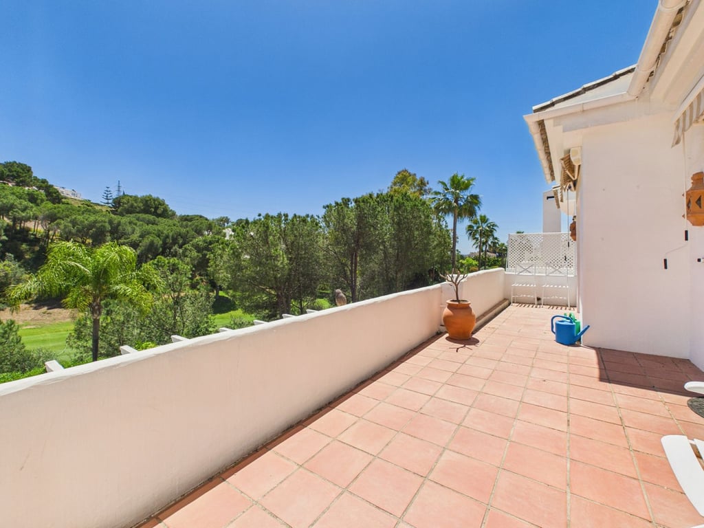 Apartment in Benahavis - Image 3