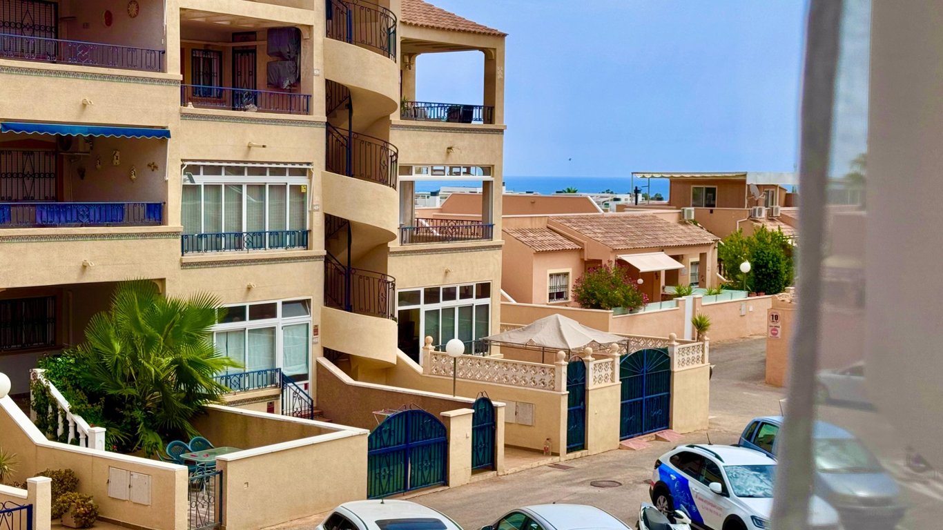 Apartment in Punta Prima - Image 2