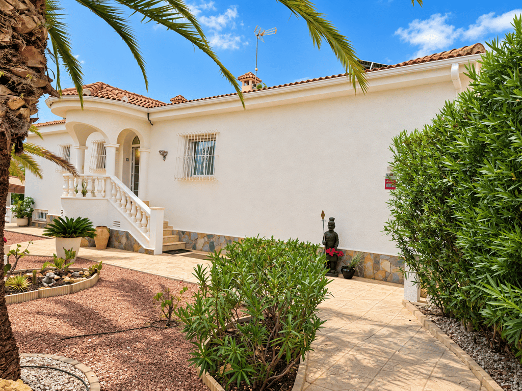 Villa in Ciudad Quesada - Image 2