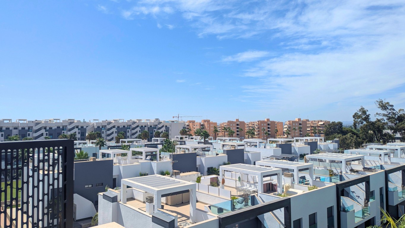 Penthouse in Urbanizacion El Raso - Image 2