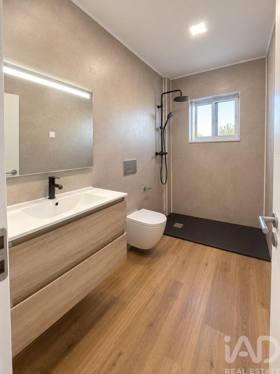 Apartment in Almada - Image 3