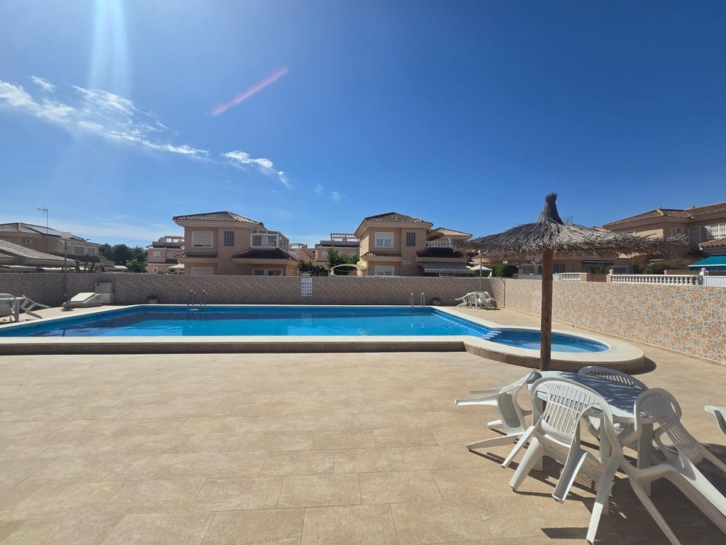 Villa in Urbanizacion los Balcones - Image 3
