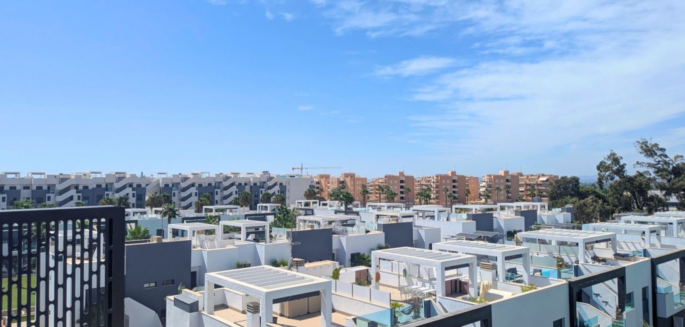 Apartment in Urbanizacion El Raso - Image 2